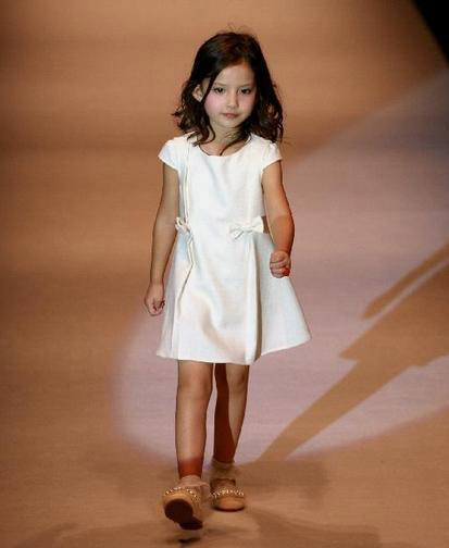 美孩子白色蝴蝶結連衣裙