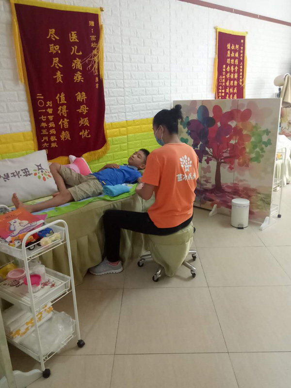 茁壯成長小兒推拿進(jìn)行中.jpg 茁壯成長小兒推拿進(jìn)行中.jpg