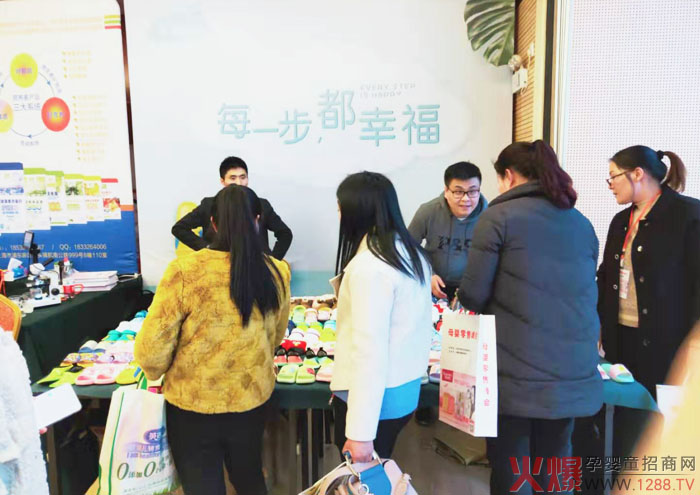 ÿһ�������Ҹ���ĸ�����۷������վ�����չ٣��Ҹ�����ͯЬ���ʱ��F�A������