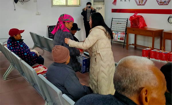 江西三誠實業有限公司負責人慰問老人.jpg 江西三誠實業有限公司負責人慰問老人.jpg