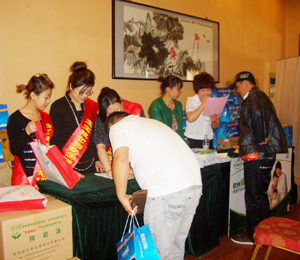 寶寶糧倉(cāng)答謝會(huì)布置中